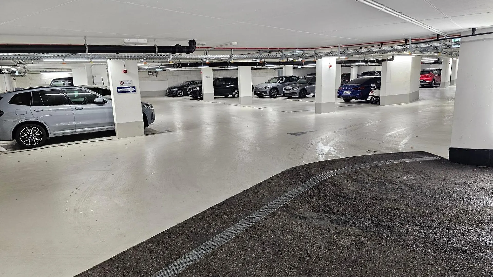3 Rooms 2 Bathrooms 2 Toilets New Apartment Center Of Duesseldorf Underground Parking Space Contactless Self Check-In