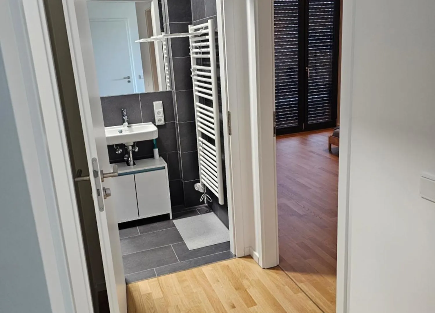 3 Rooms 2 Bathrooms 2 Toilets New Apartment Center Of Duesseldorf Underground Parking Space Contactless Self Check-In
